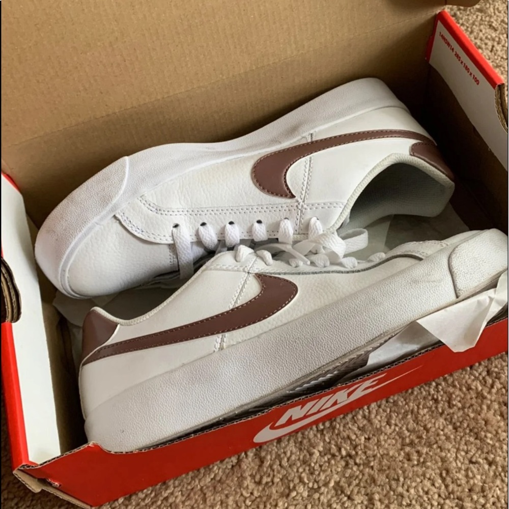 Nike Court Royale